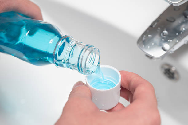10 Rekomendasi Obat Kumur Alami untuk Mulut Sehat